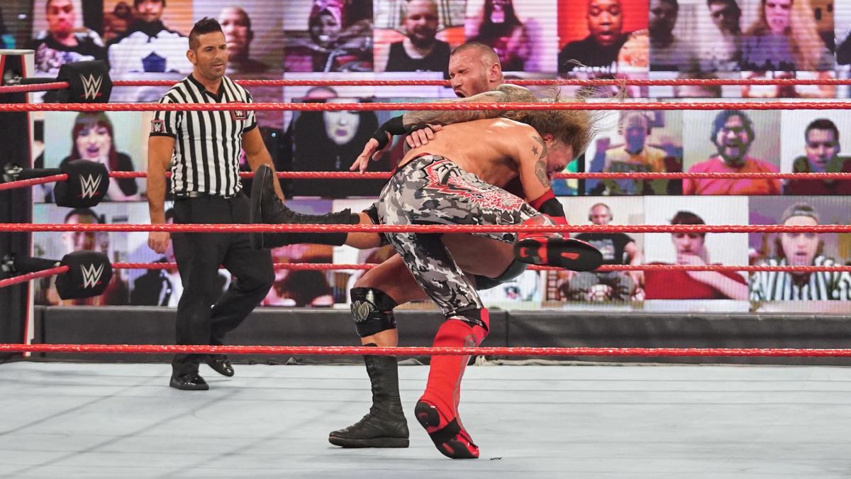オートン（後方）にスピアーを成功させたエッジ(C)2021 WWE, Inc. All Rights Reserved.
