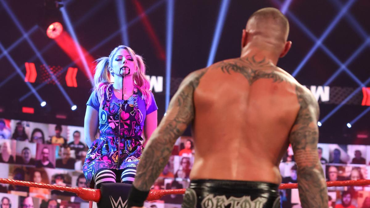 口から出血しながらオートン（手前）の目前に登場した「小悪魔」ブリス（C）2021 WWE, Inc. All Rights Reserved.