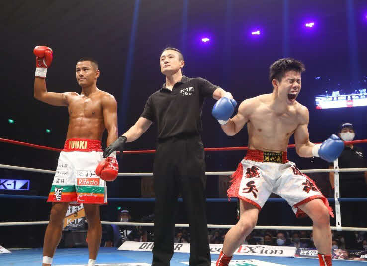 昨年9月に対戦した江川優生（左）と椿原龍矢（C）K－1