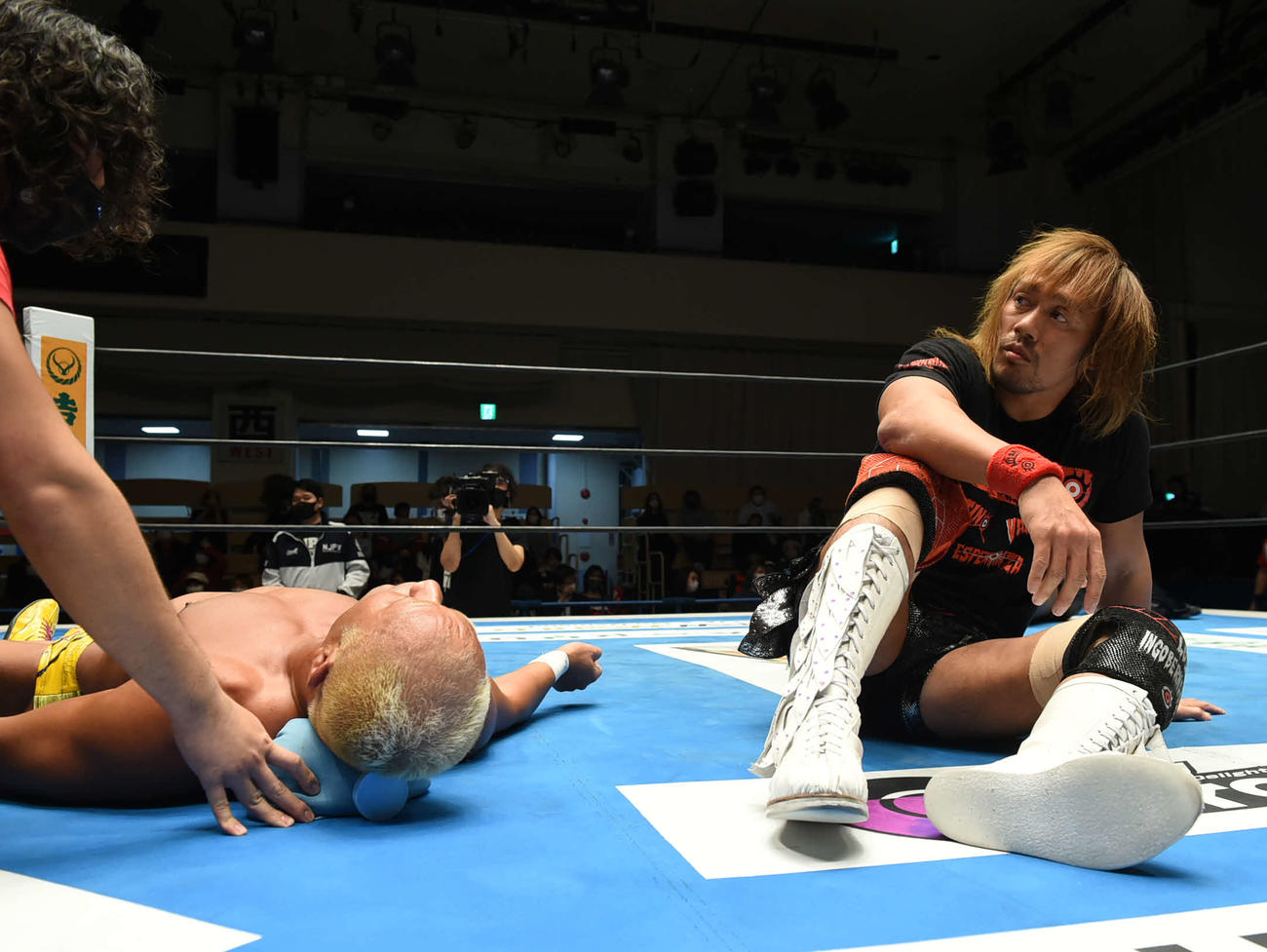 新日本後楽園大会　内藤哲也（右）にデスティーノからの片エビ固めで3カウントを奪われた本間朋晃（新日本プロレス提供）