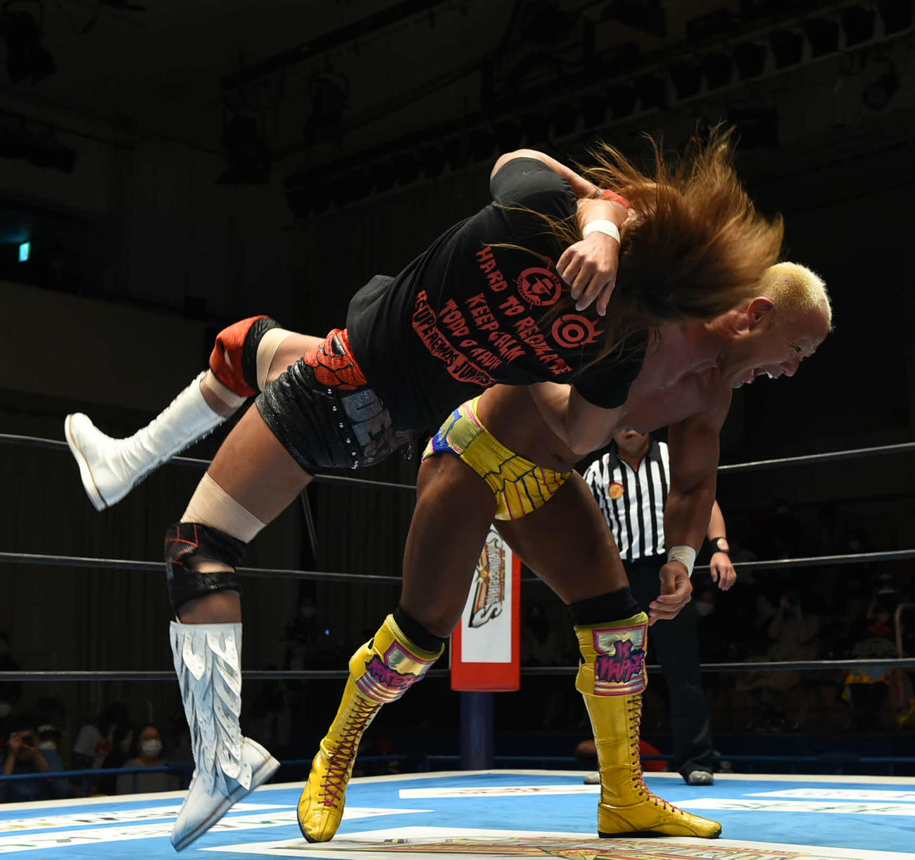 新日本後楽園大会　内藤哲也に強烈なラリアットを決める本間朋晃（新日本プロレス提供）