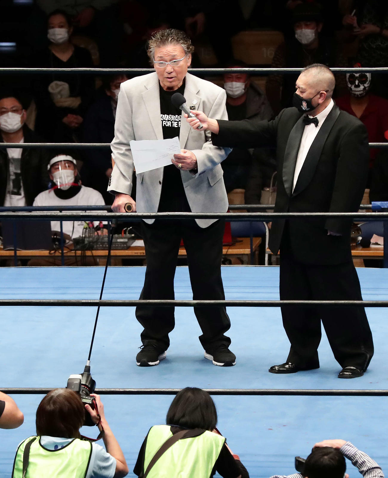 ジャイアント馬場23回忌追善興行で、あいさつする天竜源一郎氏（撮影・丹羽敏通）