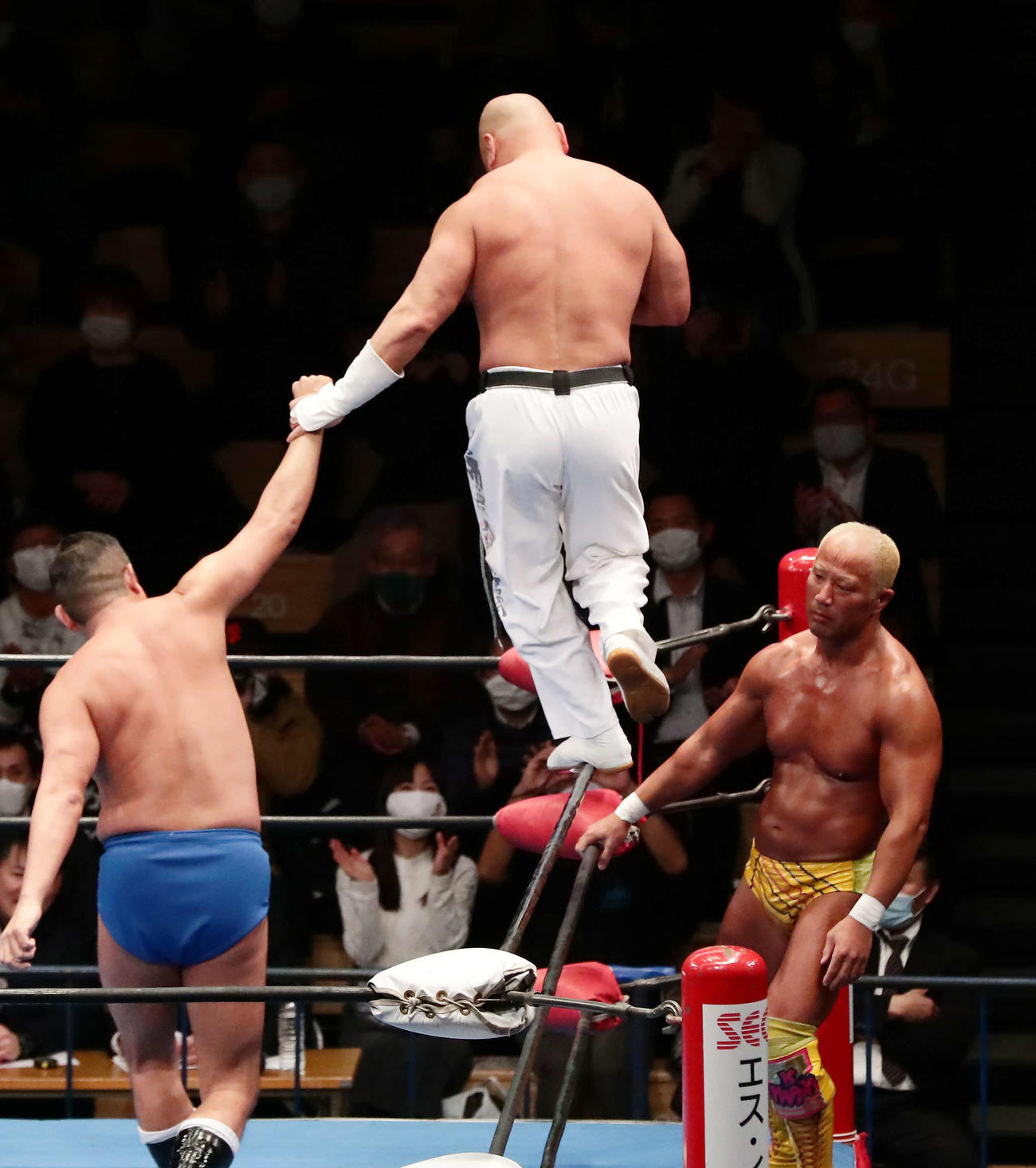 トップロープの上を歩くパフォーマンスを披露する新崎人生（撮影・丹羽敏通）