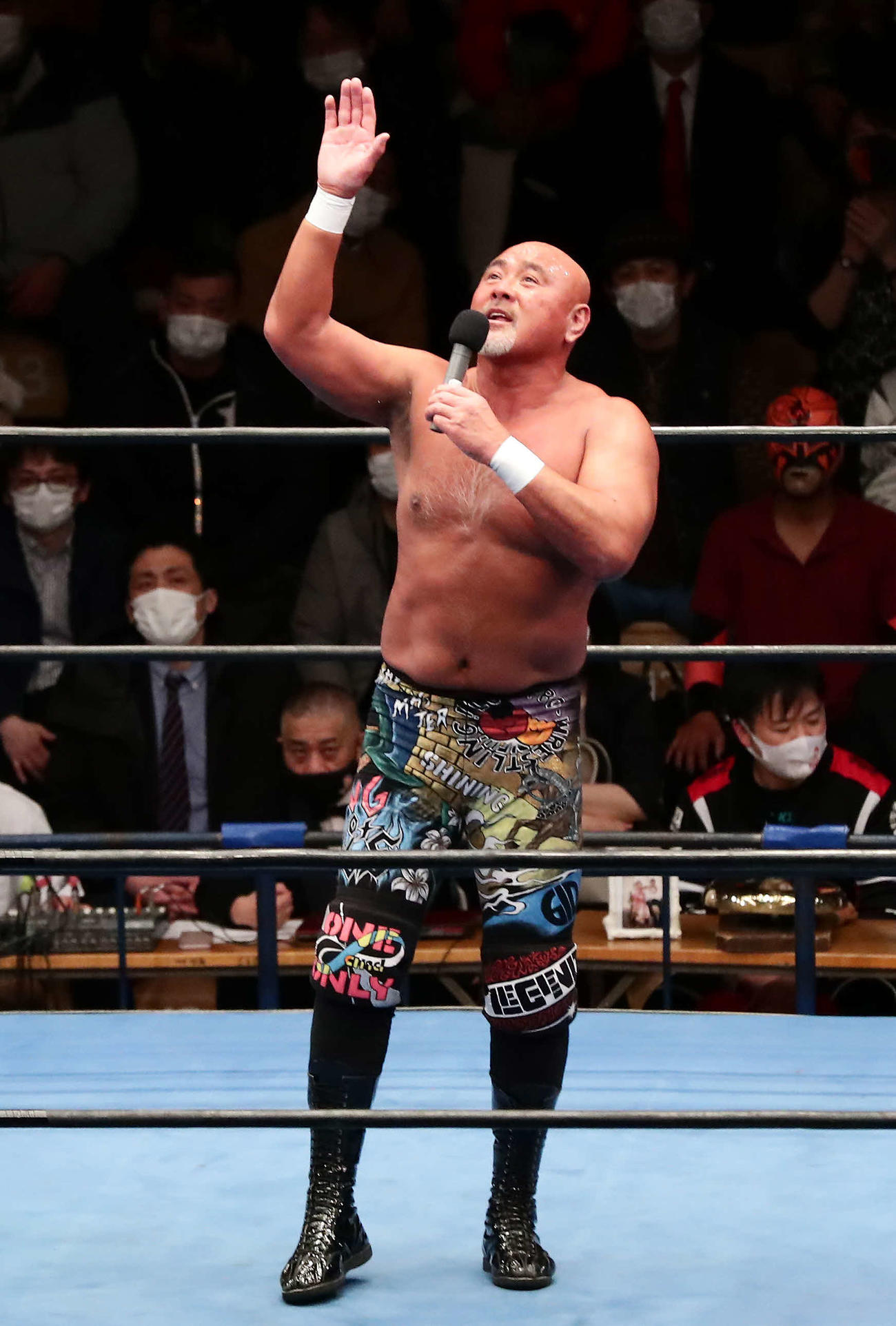 メーンイベントを終えて「天国の馬場さん、ありがとう！」と、叫ぶ武藤敬司（撮影・丹羽敏通）