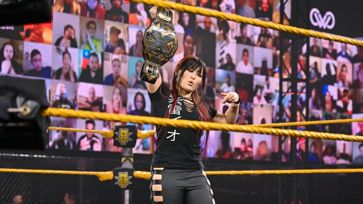 NXT女子王座ベルトを誇らしげに掲げた紫雷（C）2021 WWE, Inc. All Rights Reserved.