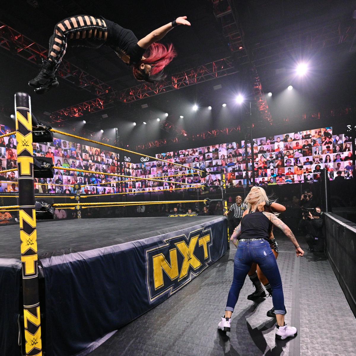 乱闘するストーム（右奥）とマルティネス（右手前）に向けて月面水爆を放ったNXT女子王者紫雷（C）2021 WWE, Inc. All Rights Reserved.