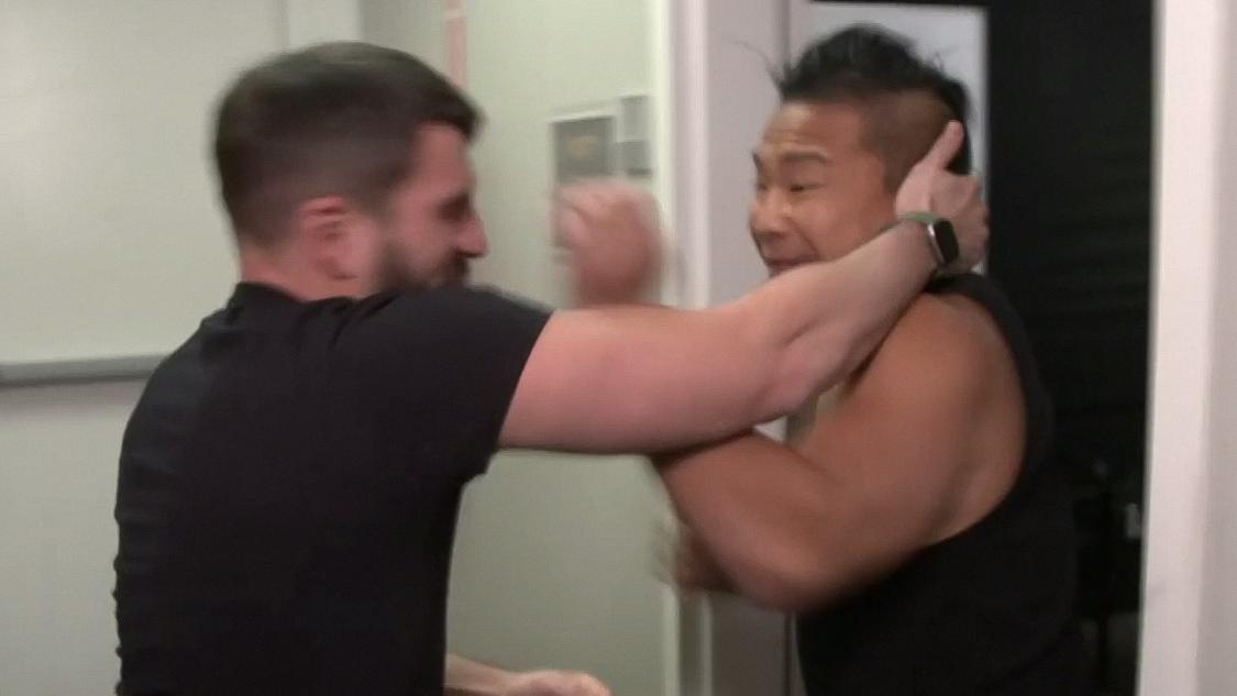 NXT北米王者ガルガノ（左）とバックステージで殴りあうKUSHIDA（C）2021 WWE, Inc. All Rights Reserved.