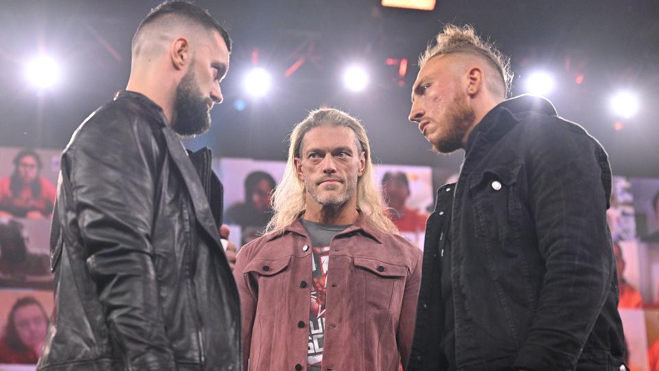 エッジ（中央）を挟み、にらみ合うNXT王者ベイラー（左）と挑戦者ダン（C）2021 WWE, Inc. All Rights Reserved.