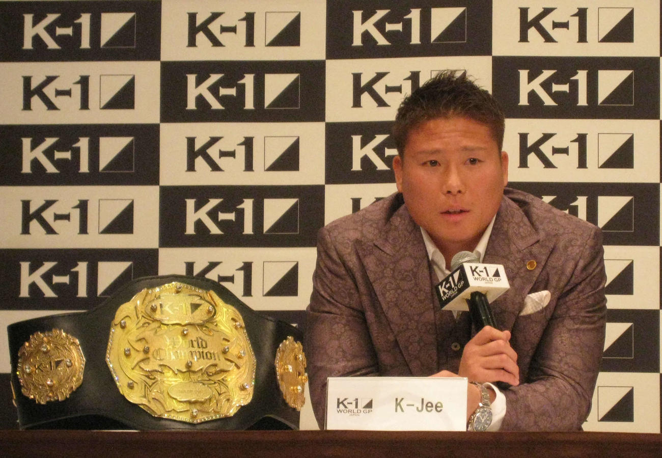 K－1クルーザー級のベルトを横に会見に臨む王者のK－Jee（撮影・吉池彰）