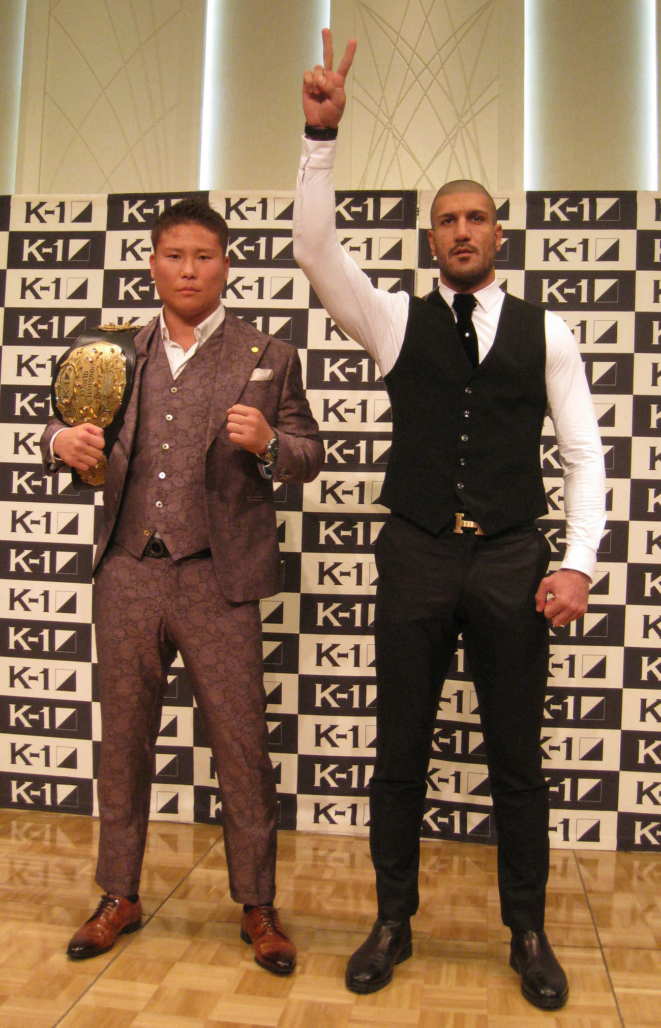 K－1クルーザー級王者のK－Jee（左）と挑戦者の前王者シナ・カリミアン（撮影・吉池彰）