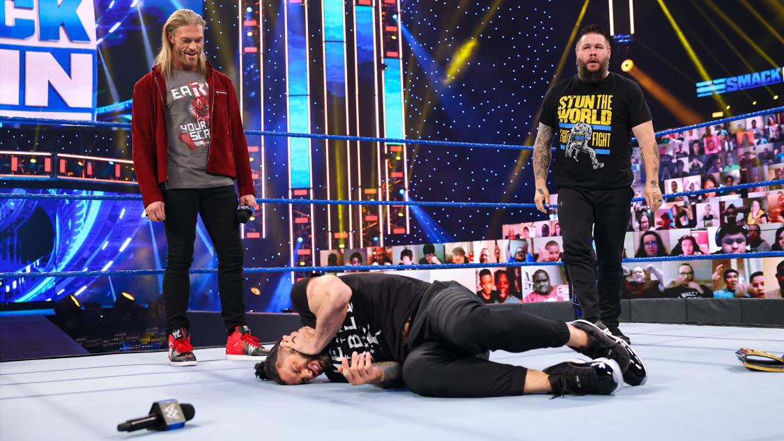 オーエンズ（右端）にスタナーを浴びたWWEユニバーサル王者レインズ（中央下）をみつめるエッジ（C）2021 WWE, Inc. All Rights Reserved.