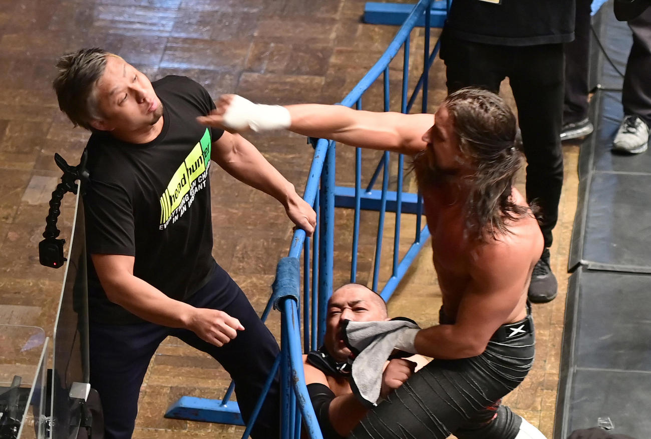 解説席にいたYOSHI－HASHI（左）は場外乱闘を繰り広げるジェイ・ホワイトの挑発を受ける（撮影・小沢裕）