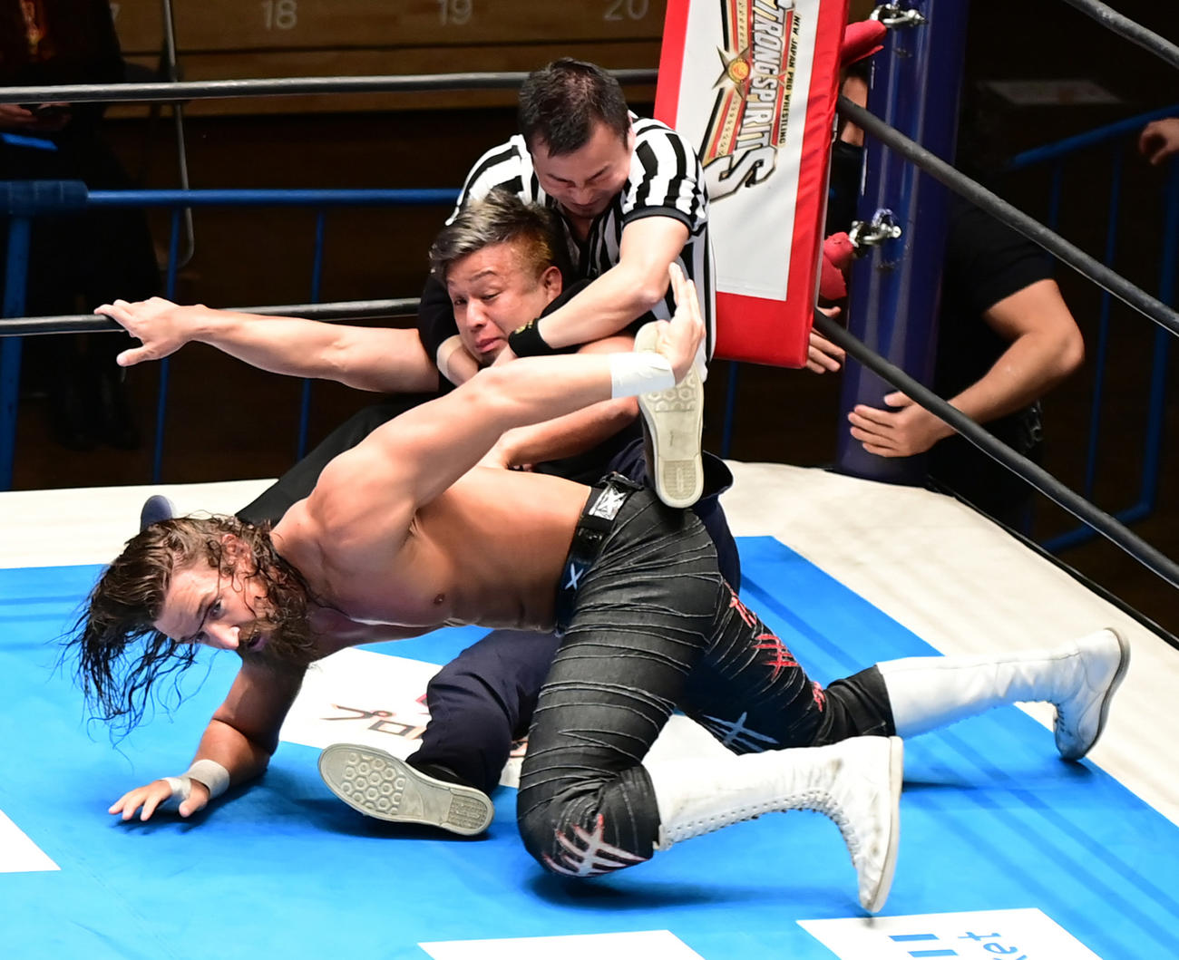 解説席にいたYOSHI－HASHIの乱入でジェイ・ホワイト（手前）組が反則勝ち（撮影・小沢裕）