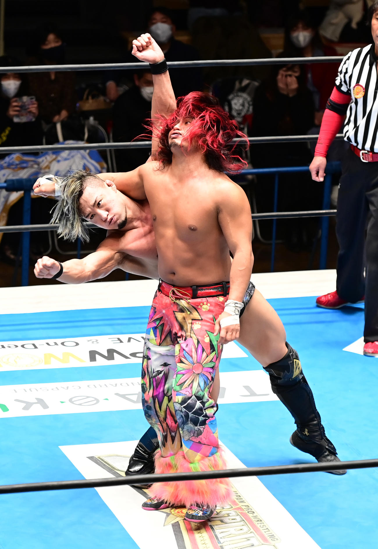ラリアットを互いにたたき込むSHO（左）と高橋ヒロム（撮影・小沢裕）