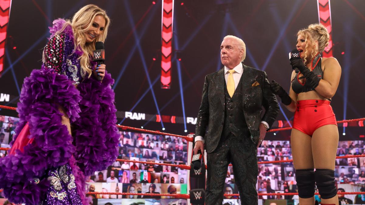 リング上でエバンス（右端）、父リック（中央）と言い合うシャーロット・フレアー(C) 2021 WWE, Inc. All Rights Reserved.