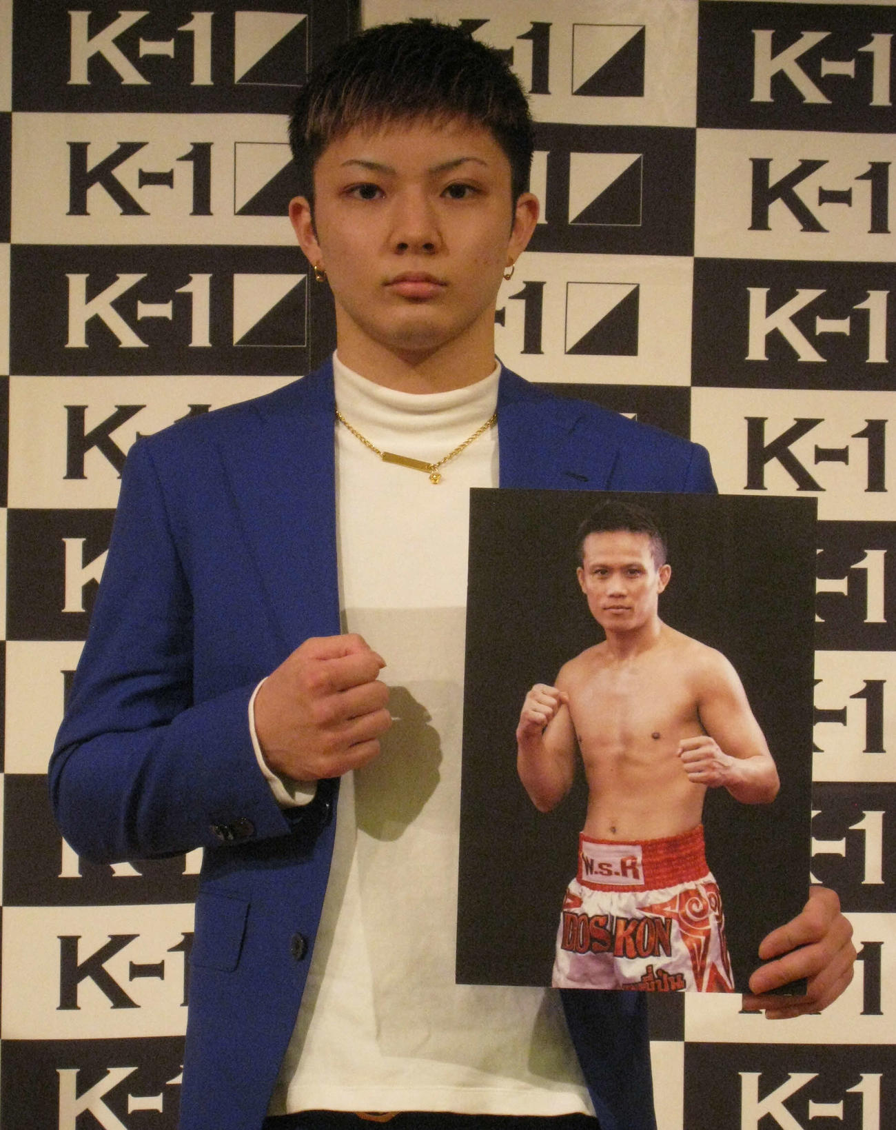 対戦相手のパネルを手に、気合を入れる玖村将史（撮影・吉池彰）
