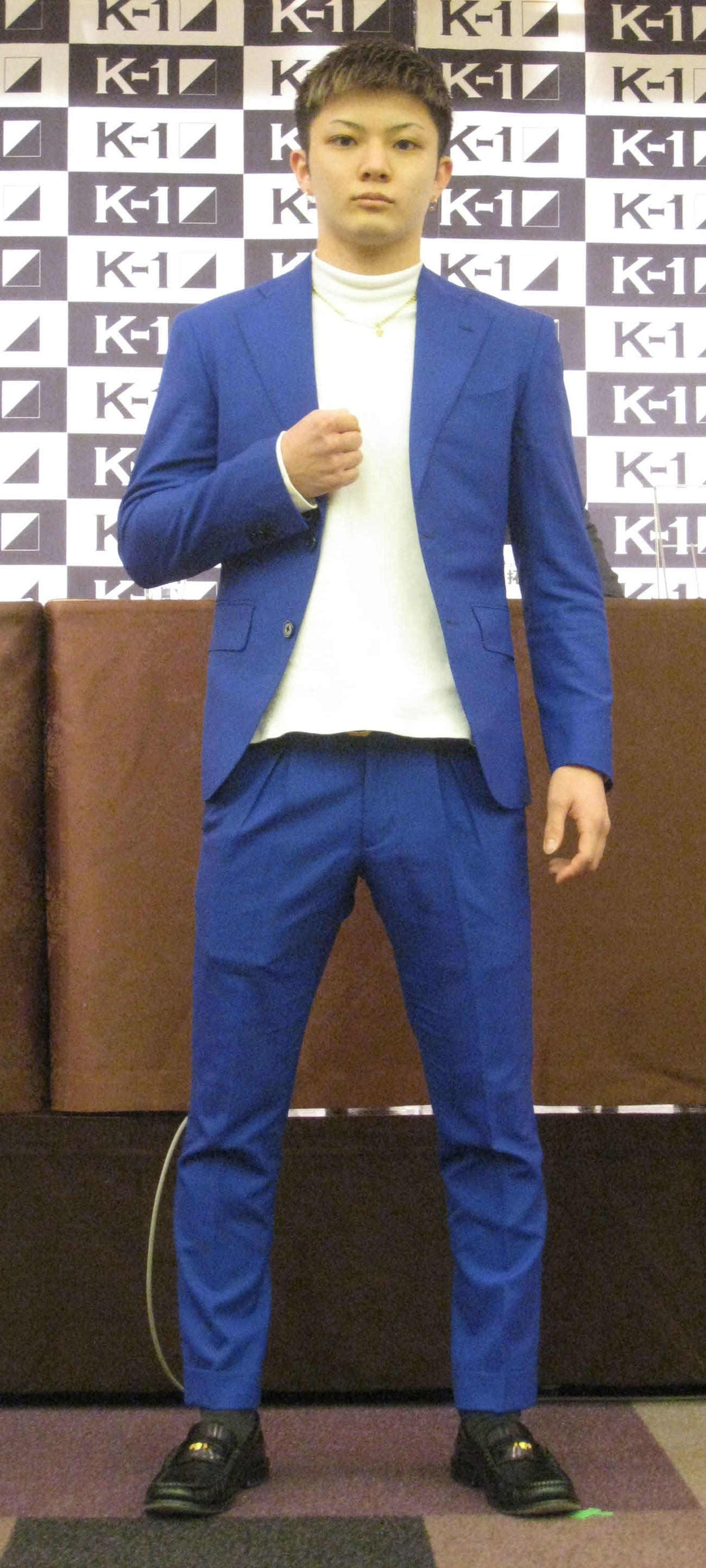 対戦相手発表を前に拳に力を込める玖村将史（撮影・吉池彰）