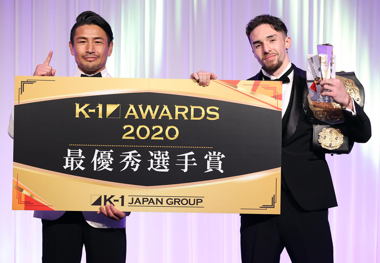 K－1AWARDS2020で、最優秀選手賞を受賞した木村“フィリップ”ミノル（右）はプレゼンターの魔裟斗と笑顔で記念撮影（撮影・浅見桂子）