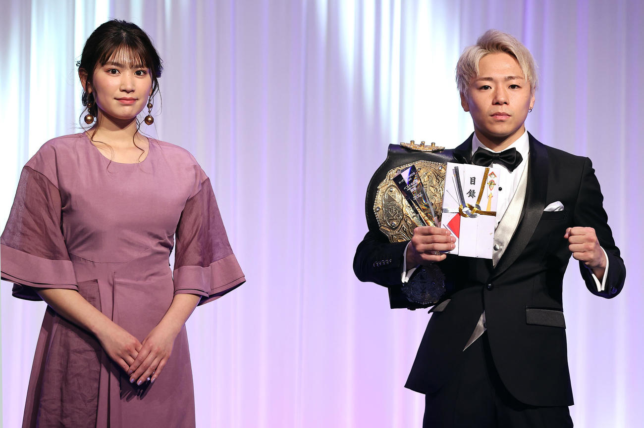 K－1AWARDS2020で、ベストKO賞を受賞した武尊（右）はトロフィーを手にポーズ。左はプレゼンターの久松郁実（撮影・浅見桂子）