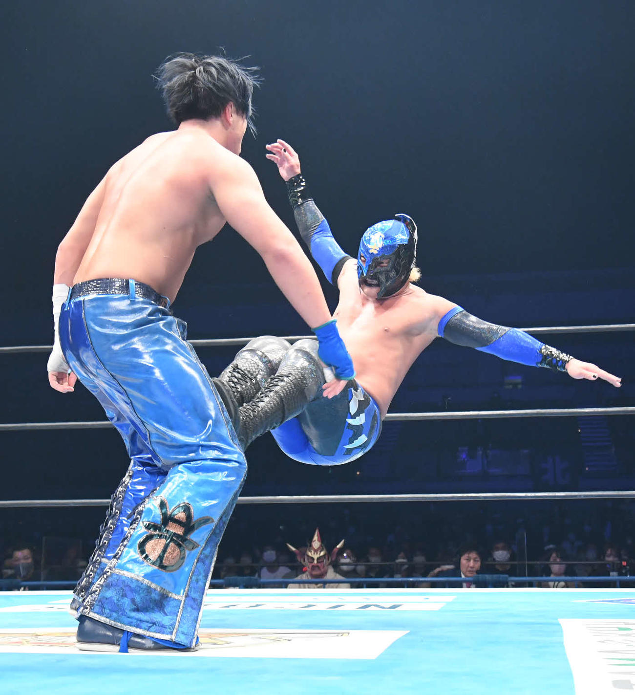 新日本広島大会　マスター・ワト（左）に低空ドロップキックを浴びせるBUSHI（新日本プロレス提供）