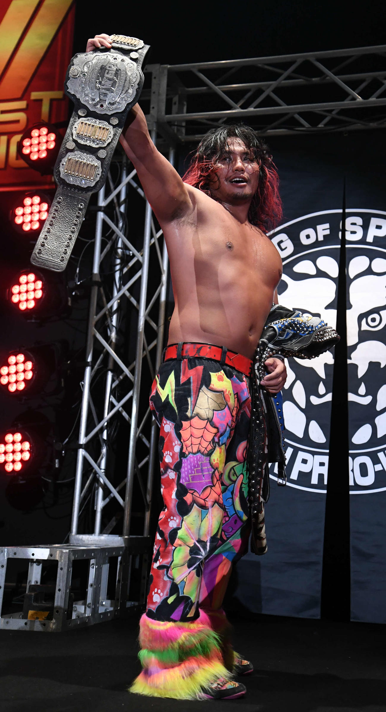 新日本広島大会　花道でIWGPジュニアのベルトを掲げる高橋ヒロム（新日本プロレス提供）
