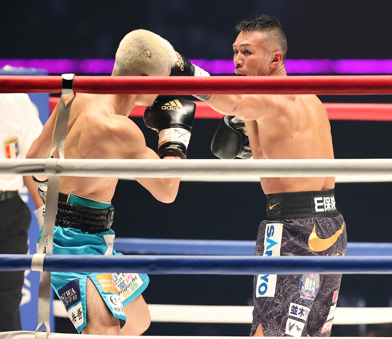 3回、内山（右）と坂は気迫のこもったと打ち合いを披露（撮影・浅見桂子）