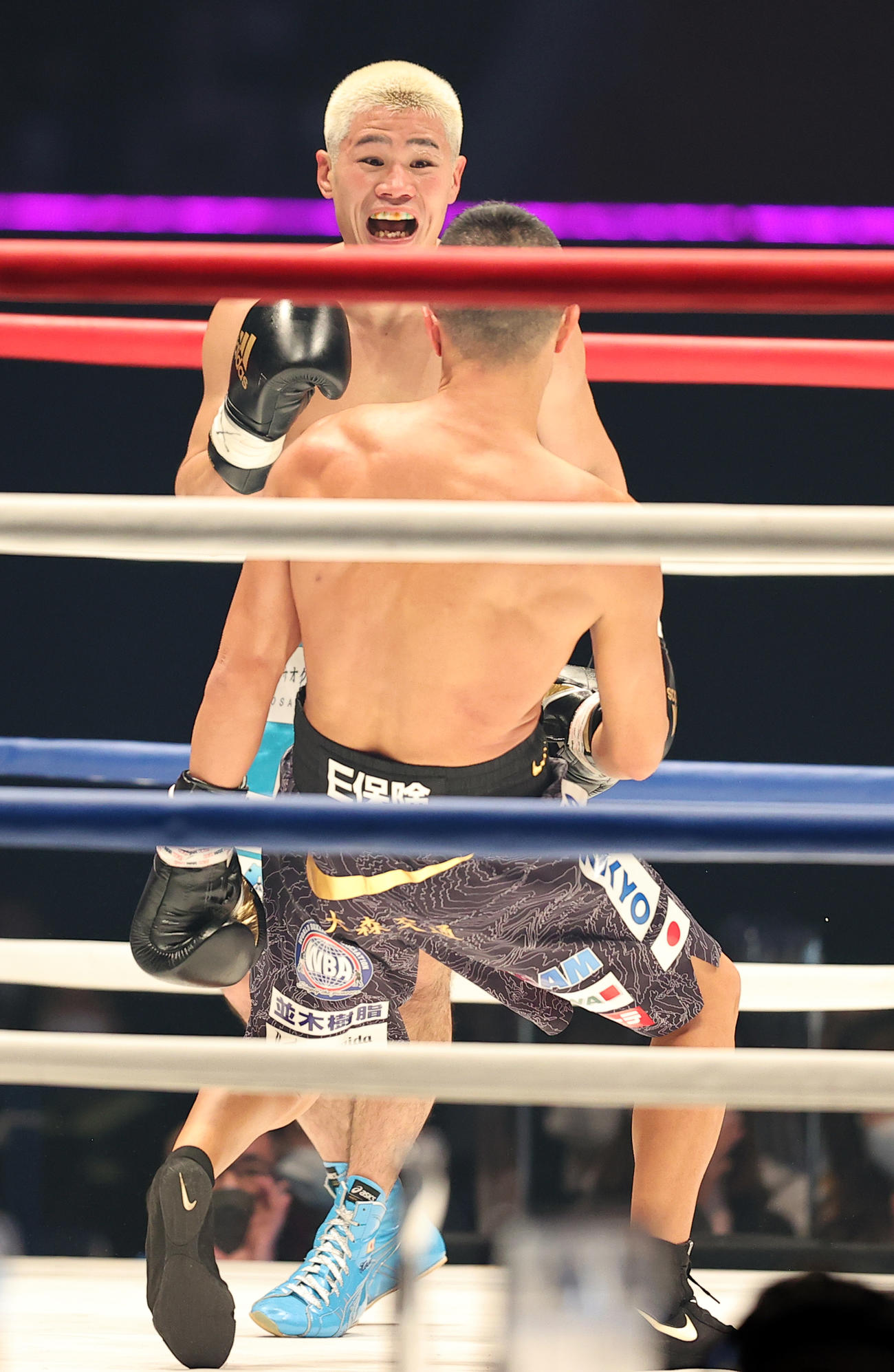 3回、内山（手前）がよろめき、笑みを浮かべる坂（撮影・浅見桂子）