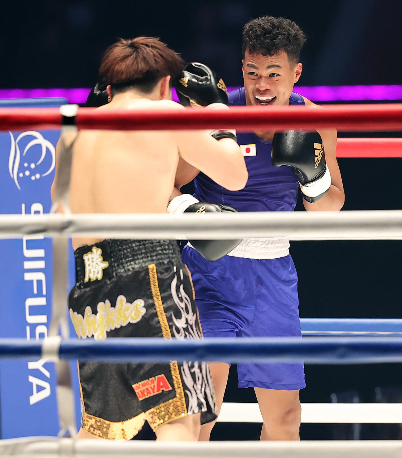 3回、佐々木（手前）と笑顔で打ち合う岡沢（撮影・浅見桂子）