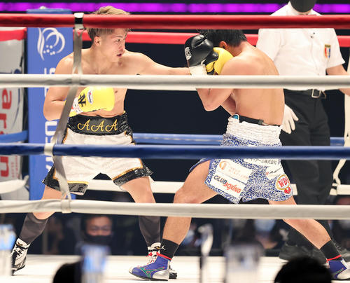 3回、ヘッドギアを取って気迫の打ち合いをする井上（左）と比嘉（撮影・浅見桂子）