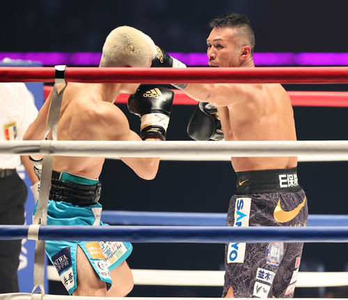 3回、内山（右）と坂は気迫のこもったと打ち合いを披露（撮影・浅見桂子）