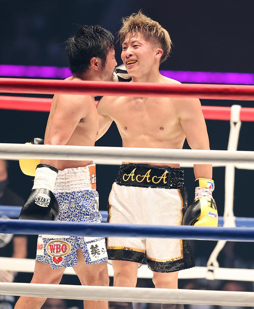 3回、ヘッドギアを取っての打ち合いを終え、笑顔で健闘を称え合う井上（右）と比嘉（撮影・浅見桂子）