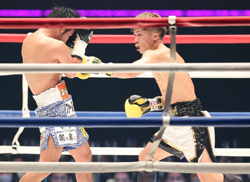 3回、ヘッドギアを取っての戦いで比嘉（左）にパンチを放つ井上（撮影・浅見桂子）