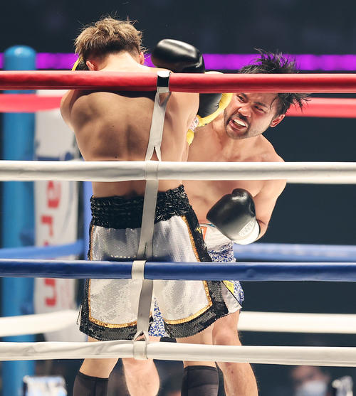 3回、ヘッドギアを取って気迫の表情で井上（手前）に打ち込む比嘉（撮影・浅見桂子）