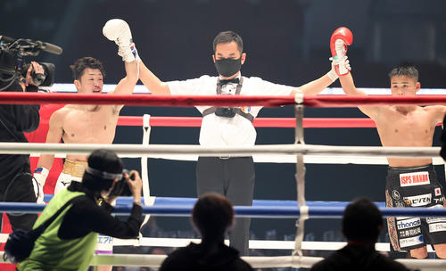 3回を終えて手を上げる八重樫（左）と京口（撮影・浅見桂子）