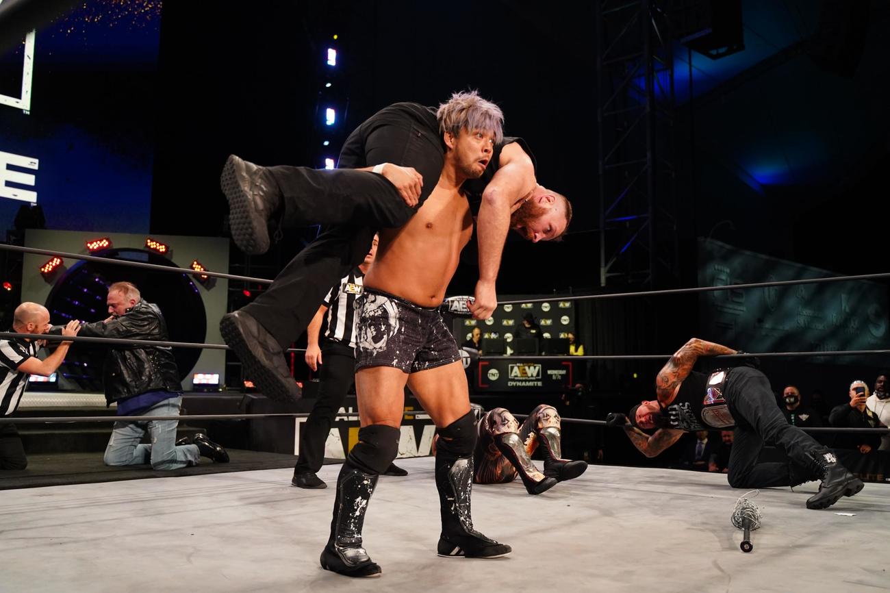 AEWダイナマイト　ジョン・モクスリーを抱え上げるKENTA（c）All Elite Wrestling／Lee South
