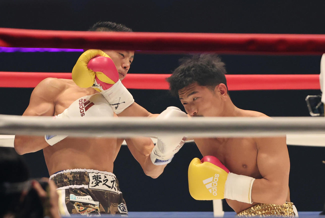 1回、打ちあう武居（左）と木村（撮影・野上伸悟）