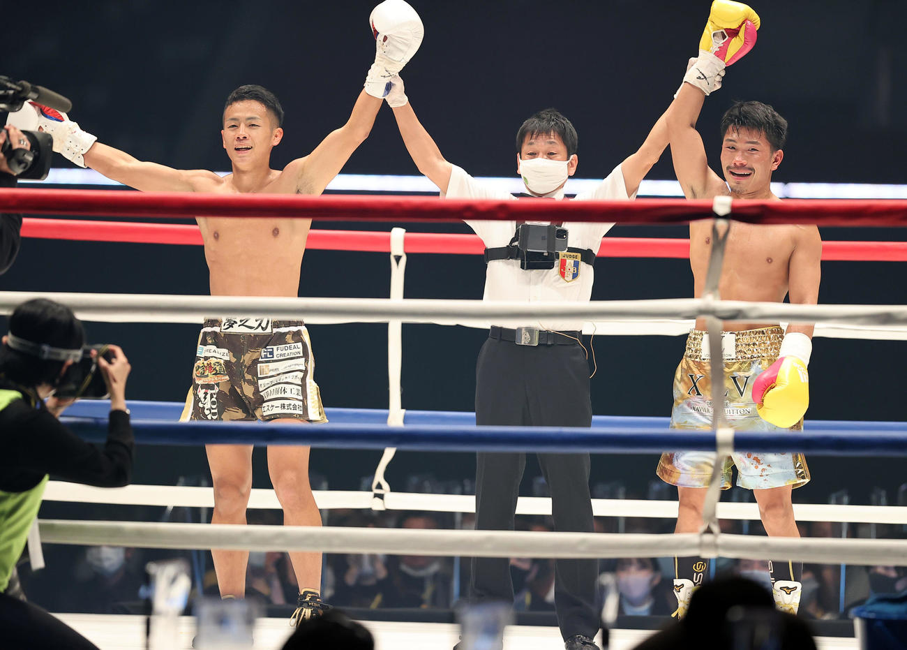 3回を終えて、笑顔で手を上げる武居（左）と木村翔（撮影・浅見桂子）