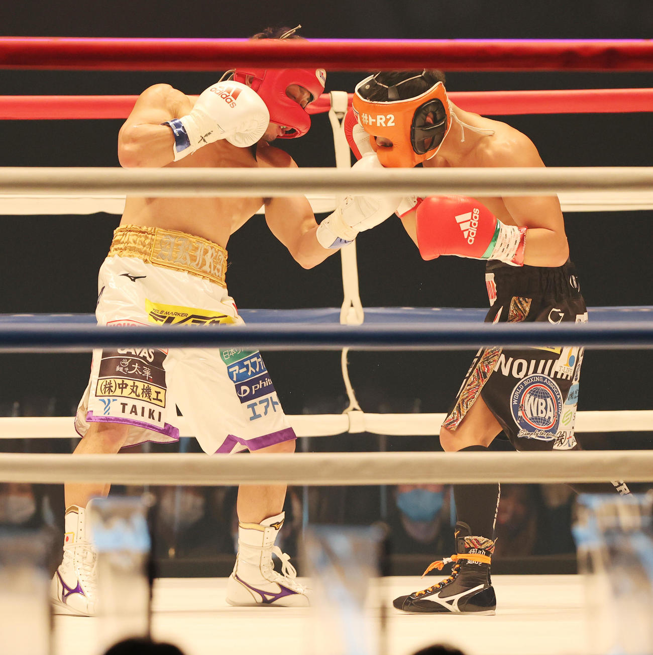 3回、打ちあう八重樫（左）と京口（撮影・野上伸悟）