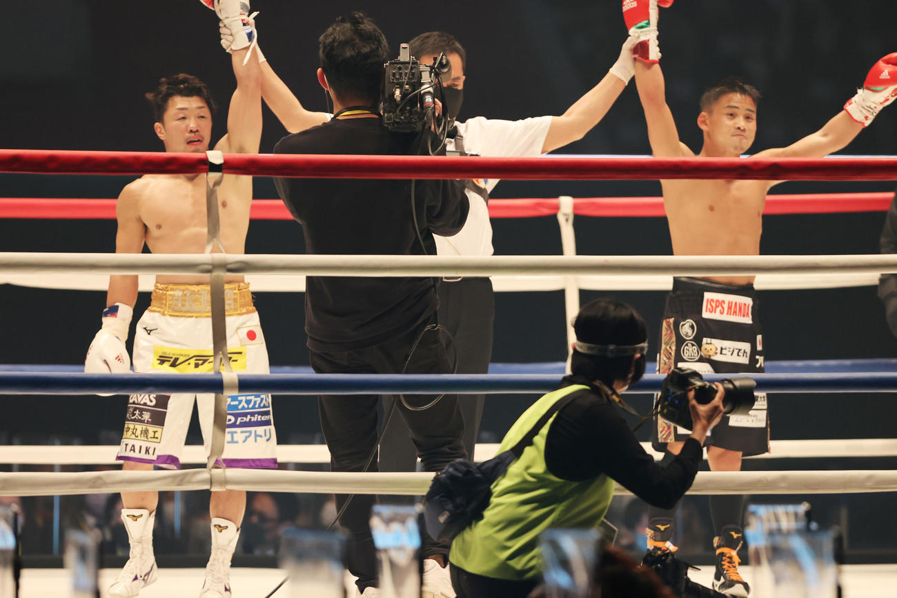 戦いを終えた八重樫（左）と京口（撮影・野上伸悟）