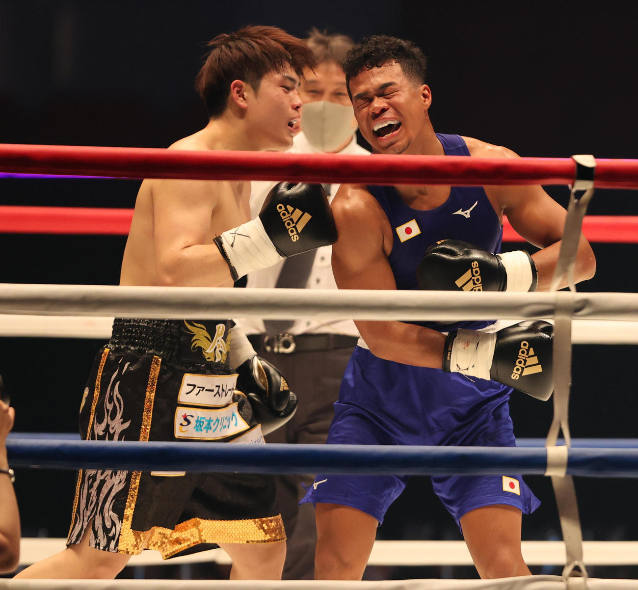 3回、打ちあう佐々木（左）と岡沢（撮影・野上伸悟）