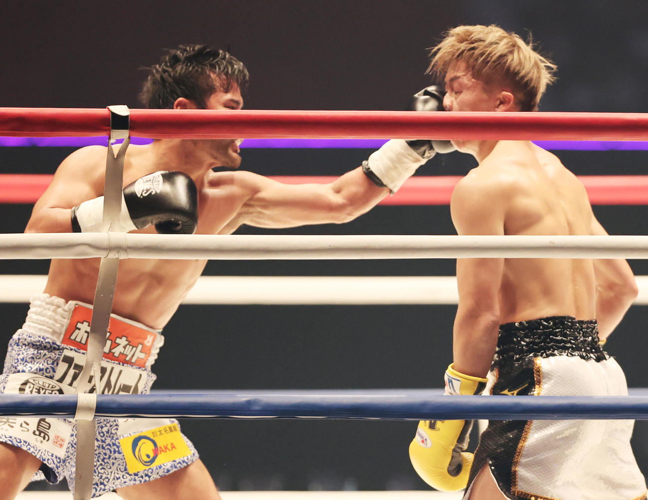 チャリティーボクシングイベント「LEGEND」　3回、比嘉（左）のパンチを浴びる井上尚（撮影・野上伸悟）