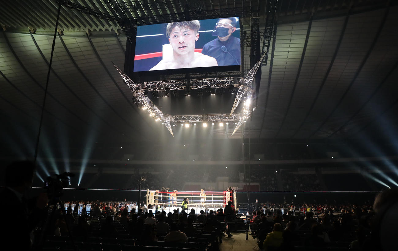 3回を終えて　会場のファンにあいさつする井上（撮影・浅見桂子）