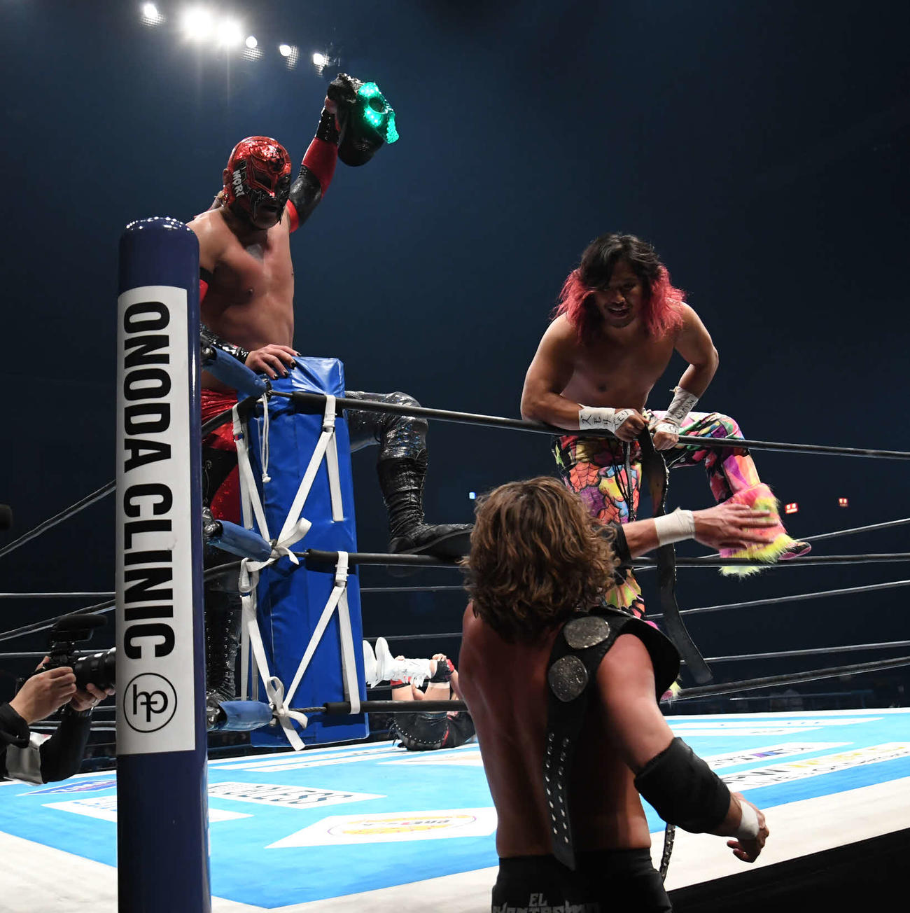 新日本広島大会　試合後、リング下のファンタズモに話し掛ける高橋ヒロム。左はBUSHI（新日本プロレス提供）