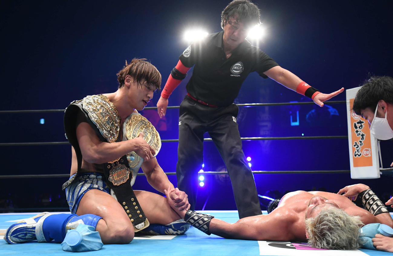 新日本広島大会　2冠防衛を果たし、敗れたSANADA（右）に語りかける飯伏幸太（新日本プロレス提供）