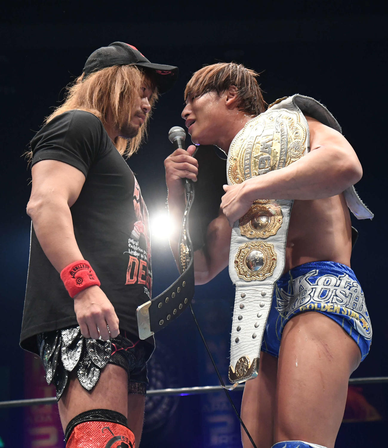 新日本広島大会　次期挑戦者に名乗りを上げた内藤哲也（左）とにらみ合う飯伏幸太（新日本プロレス提供）