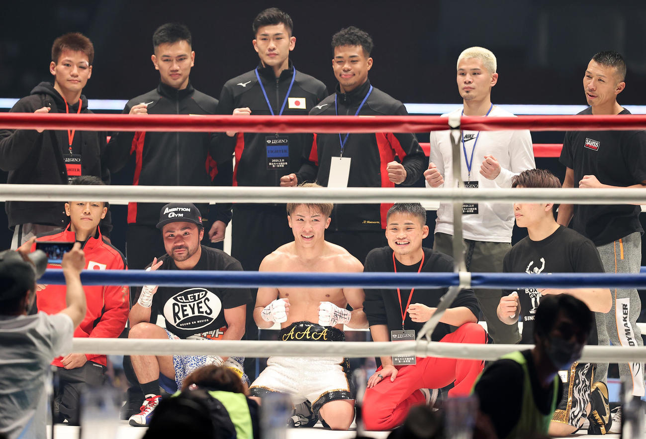 試合後、笑顔で記念撮影する出場選手（撮影・浅見桂子）