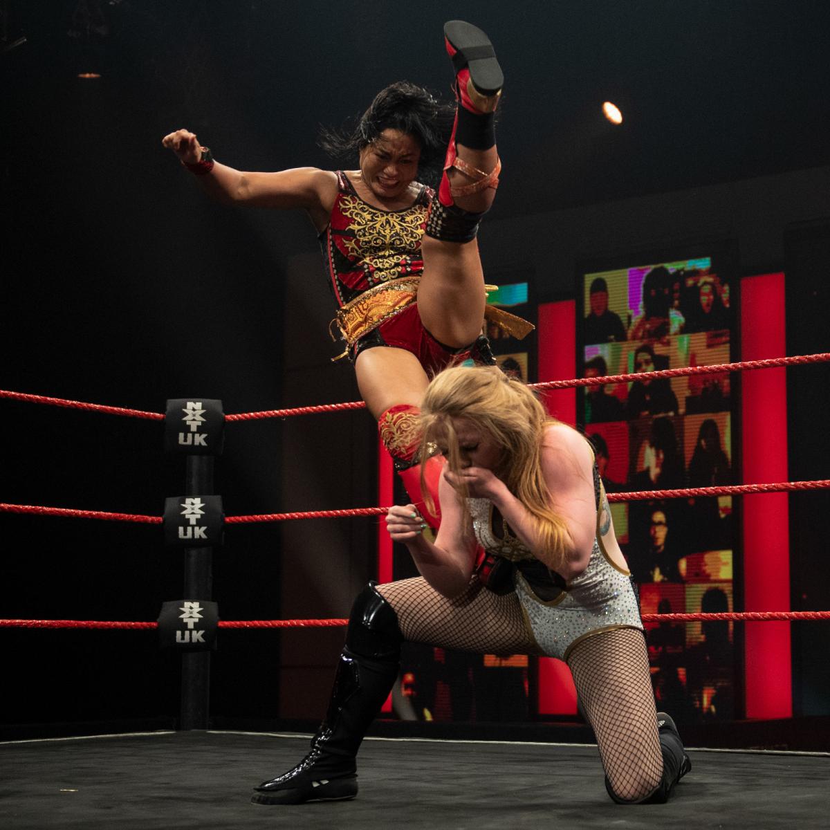 アイラ・ドーン（下）にスコーピオライジングを決める里村明衣子（C）2021 WWE, Inc. All Rights Reserved.