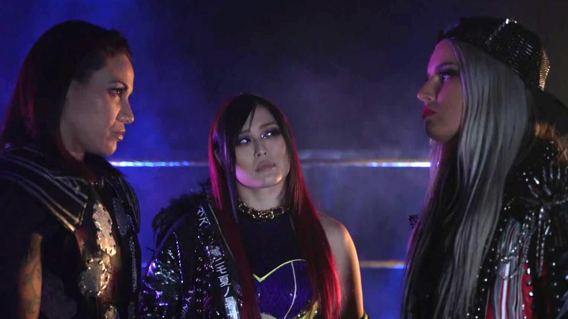 NXT女子王者紫雷（中央）はストーム（右端）、マルティネスの挑戦者2人とにらみ合い（C）2021 WWE, Inc. All Rights Reserved.