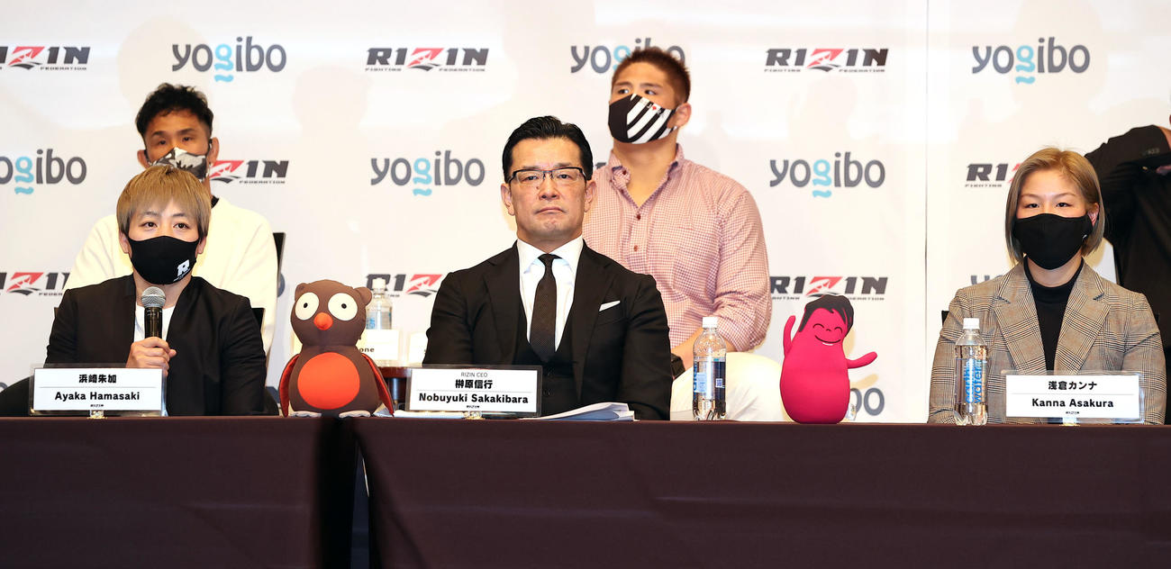 「RIZIN.27」の会見で、質問に答える浜崎朱加（左）。右は浅倉カンナ。中央は榊原CEO（撮影・浅見桂子）