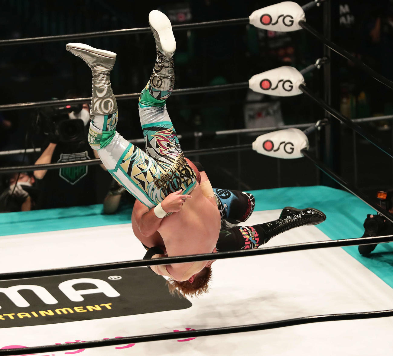 潮崎豪にエメラルドフロージョンを決める武藤敬司（撮影・丹羽敏通）